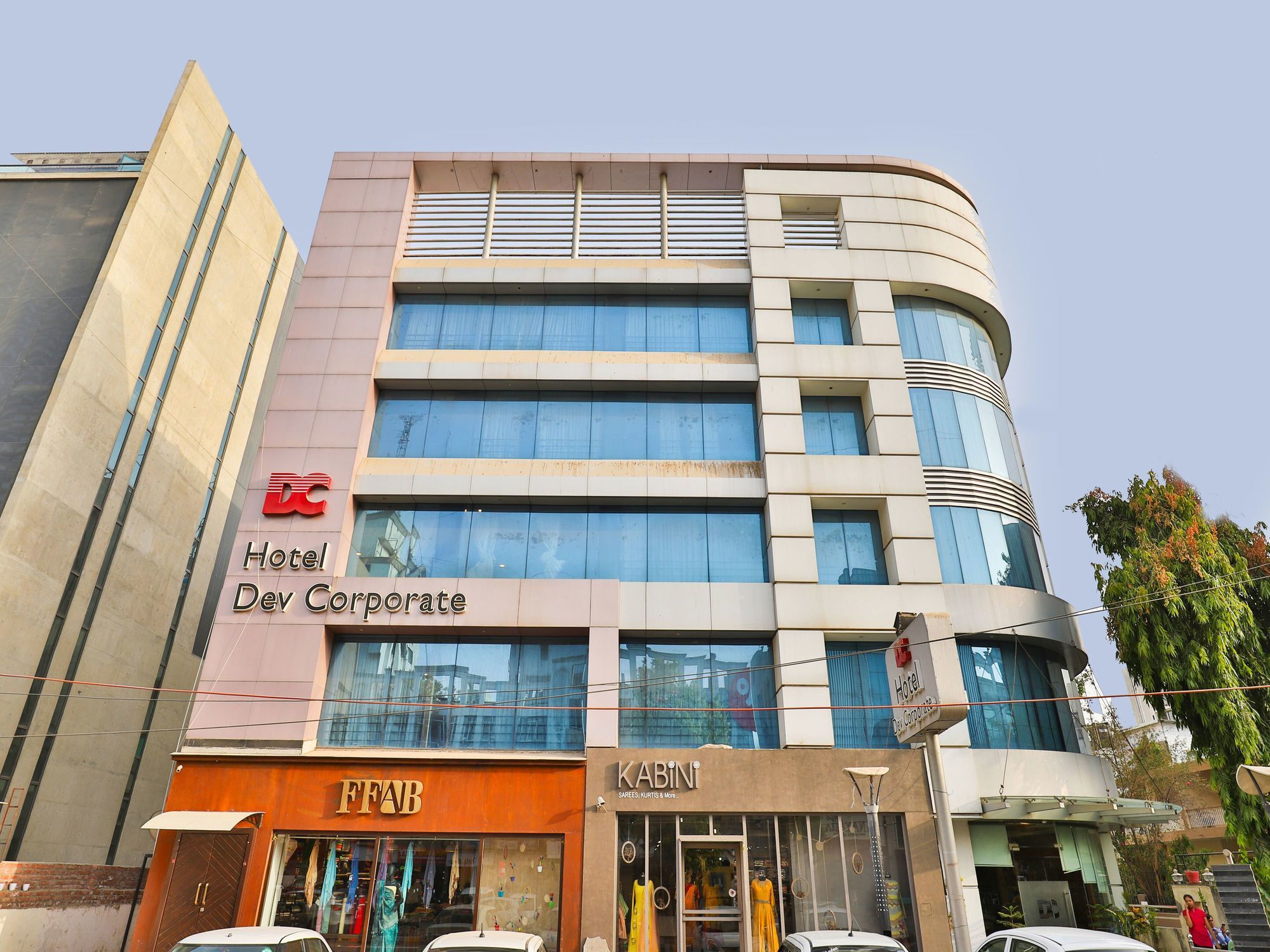 Capital O 15537 Dev Corporate Hotel Ahmedabad Bagian luar foto